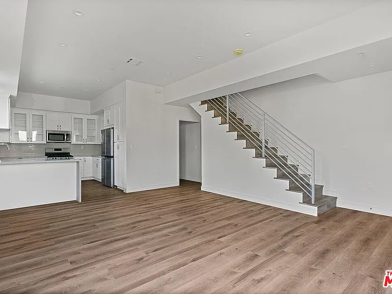 3521 Cahuenga Blvd W — Photo 6