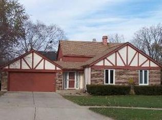 825 Woodmar Dr, Crystal Lake, IL 60014