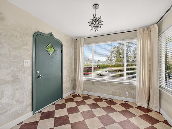 3rd image of 3030 Cherokee Ln