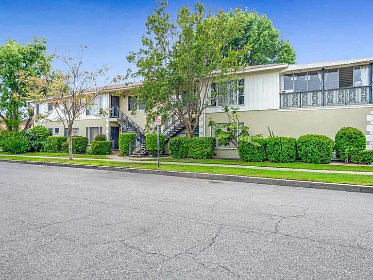 2 Bedrooms 1 Bath Unit In Great Location — Photo 2