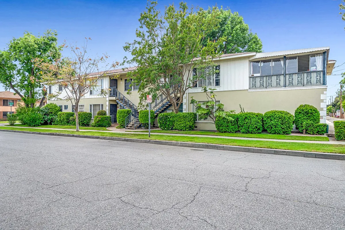 Building Photo - 2 Bedrooms 1 Bath Unit In Great Location