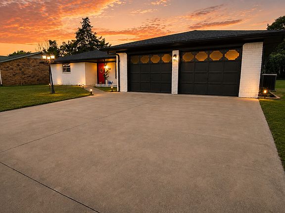 3rd image of 308 Oakwood Dr