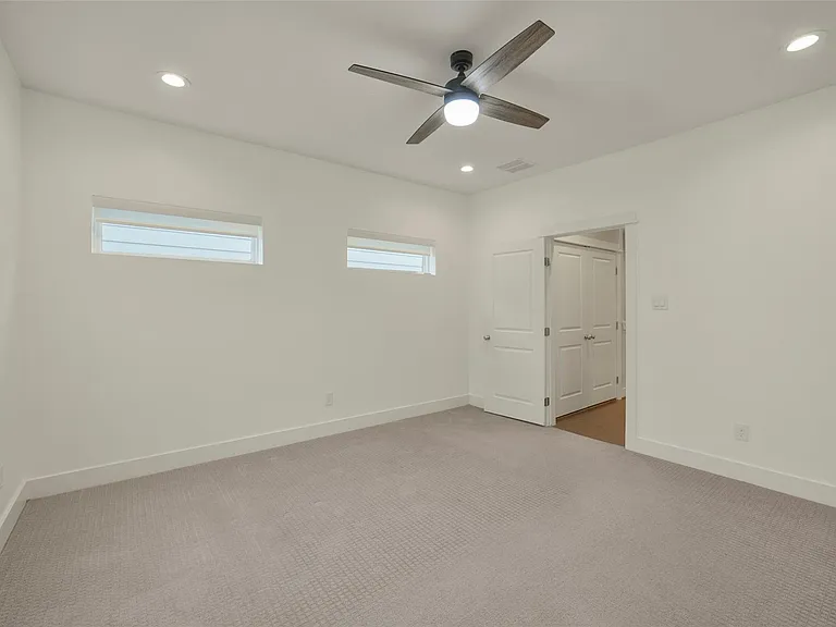 760 W Donovan St — Photo 18