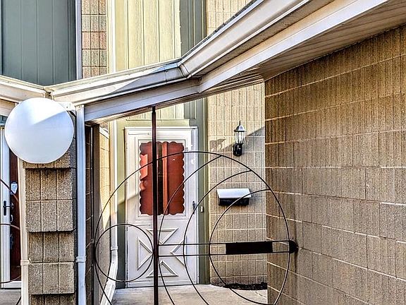 2nd image of 1235 Nicolet Cir