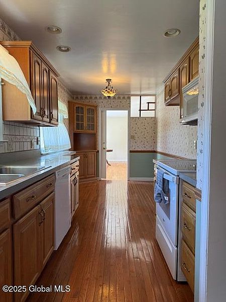 4th image of 42 E Maynes Avenue