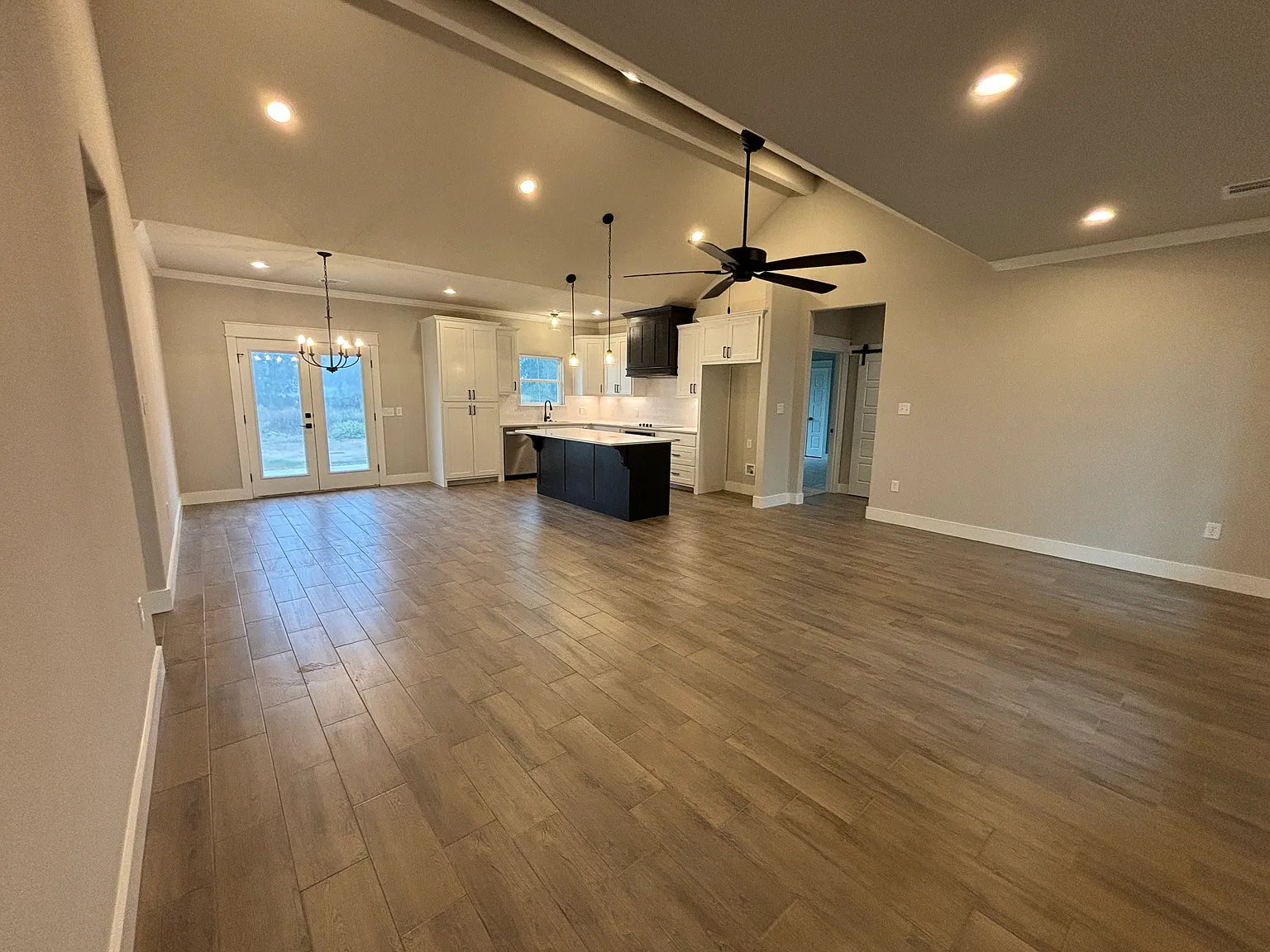 3 bed, 1600 sqft, $2,320 — Photo 3