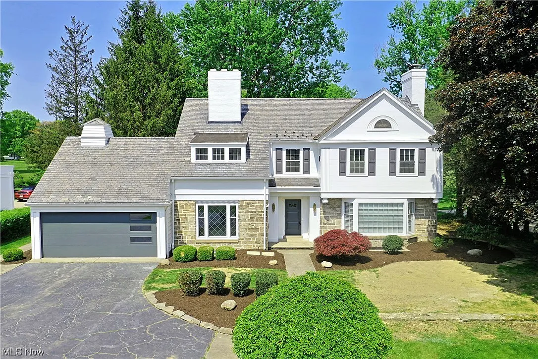 556 Fairway Dr NE photo 1