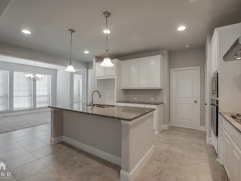 133 Knight Of Realm Blvd — Photo 2