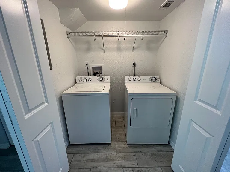 2041 Agora — Photo 20