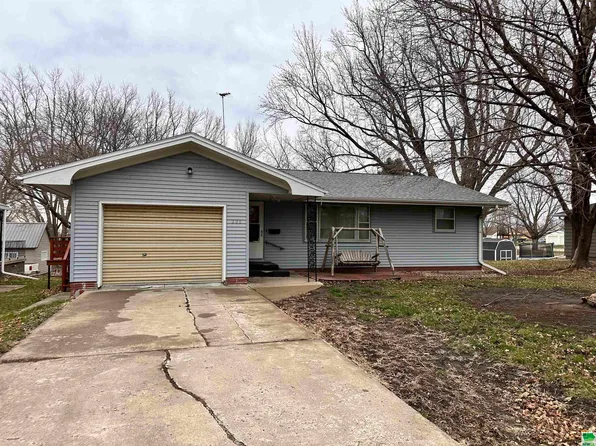 206 6th St, Ireton, IA 51027