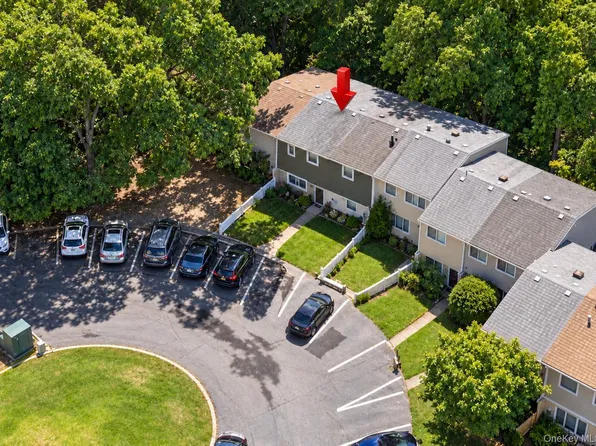 206 Hill Rise, Calverton, NY 11933