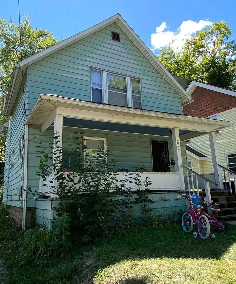 906 Larned St — Photo 1