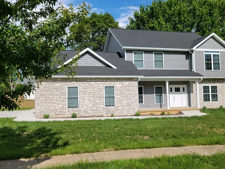 905 W Estate Dr — Photo 1