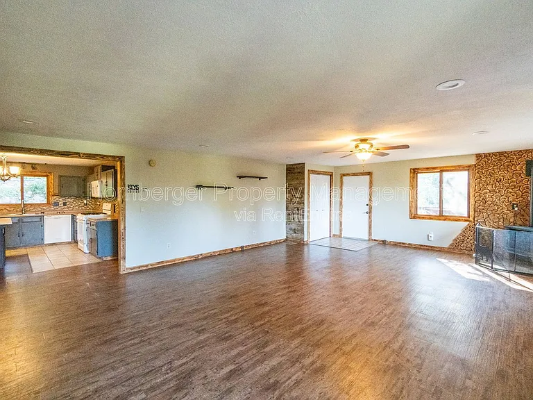 1407 W Spring Ln — Photo 5