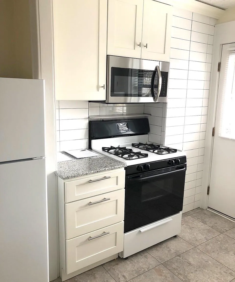 2 bed, 700 sqft, $1,225 — Photo 2