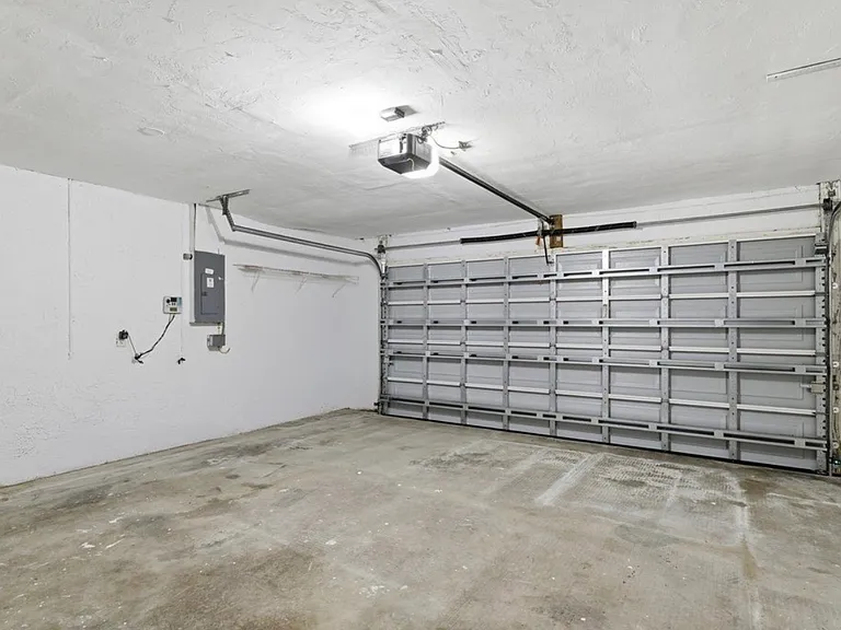 233 SW 43rd St — Photo 33