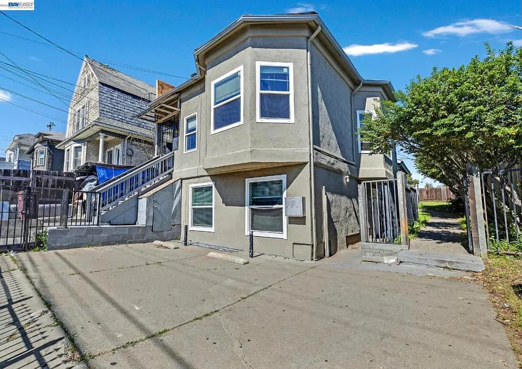 4 bed, 1.5 bath, 1000 sqft, $3,300 — Photo 1