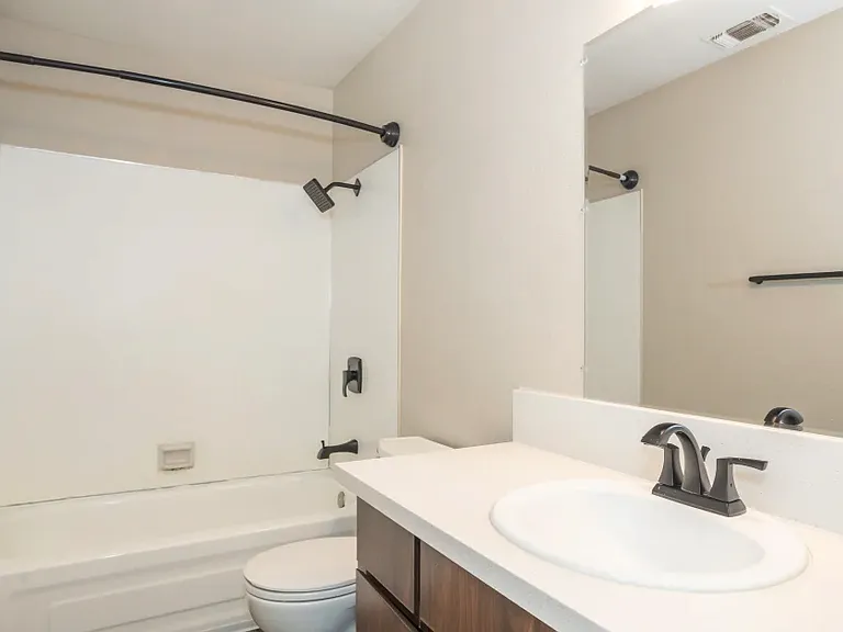 El Macero Apartments — Photo 11
