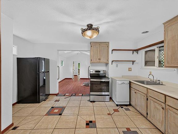 3rd image of 514 Primavera Rd