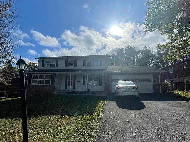 Exterior/driveway/garage