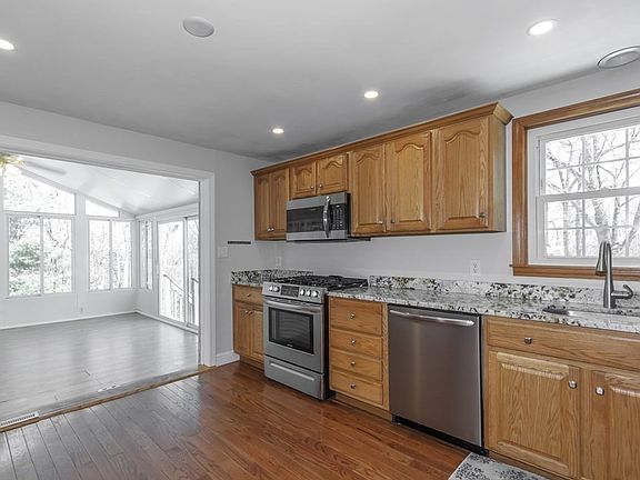 4th image of 37 Braewood Dr