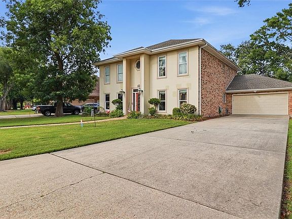 2nd image of 22 Chateau Trianon Dr