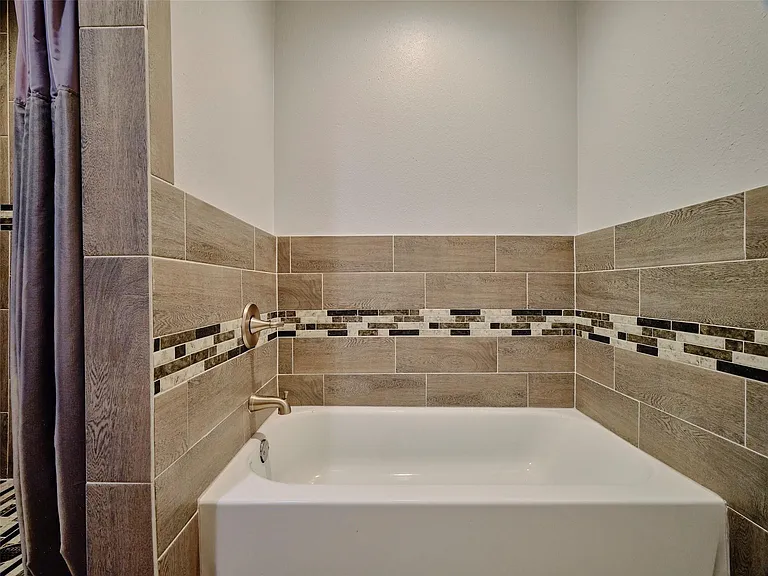 9326 Kostelnik St — Photo 28