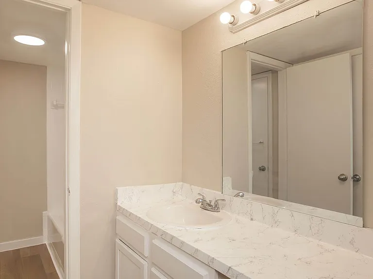 Oasis Club Apartments — Photo 48