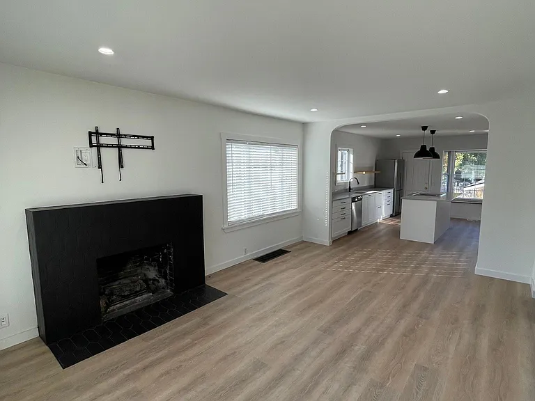 1206 N Anderson St — Photo 2