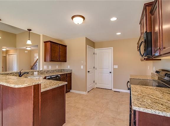 3rd image of 447 Cyprus Ct