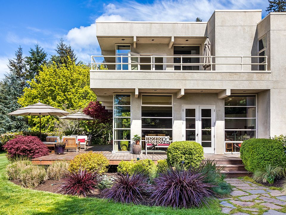 Contemporary architecture highlights large windows to maximize waterviews!