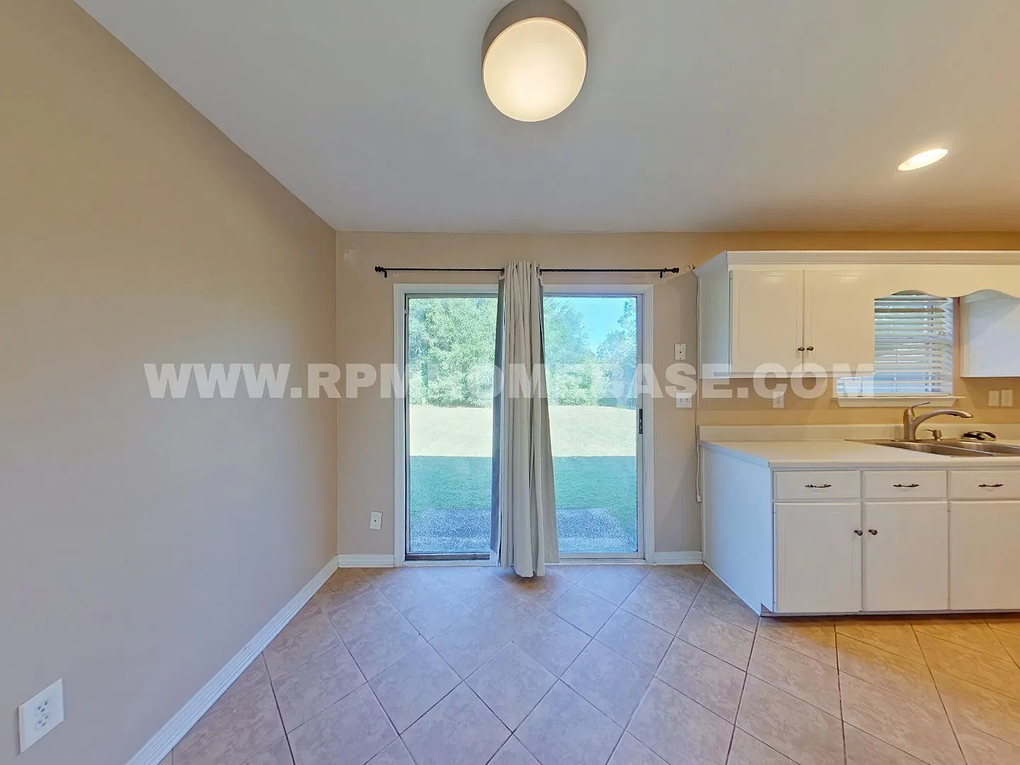Cozy 3-Bedroom Home on a Large Corner Lot in North Crestview — Photo 4