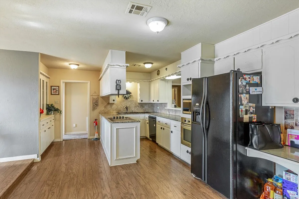 2905 Northwest Templeton Terrace - 1 — Photo 2