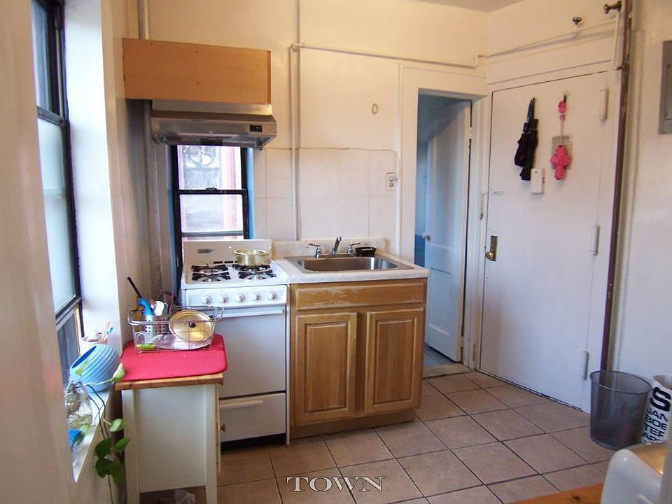 2nd image of 176 Rivington St APT 11