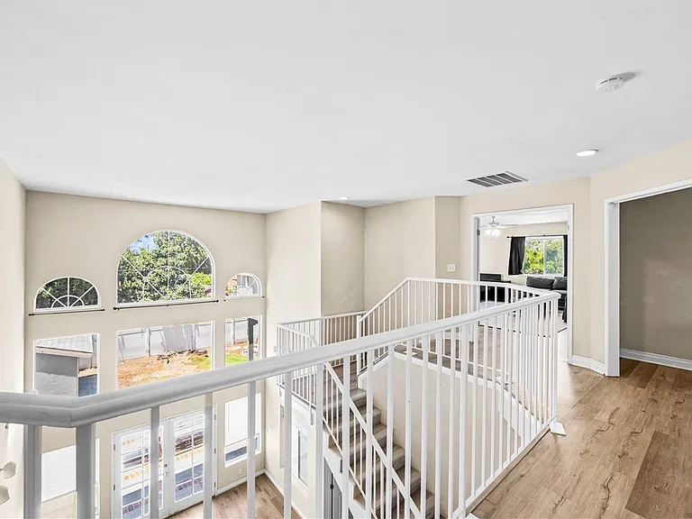 542 N Waverly St — Photo 39