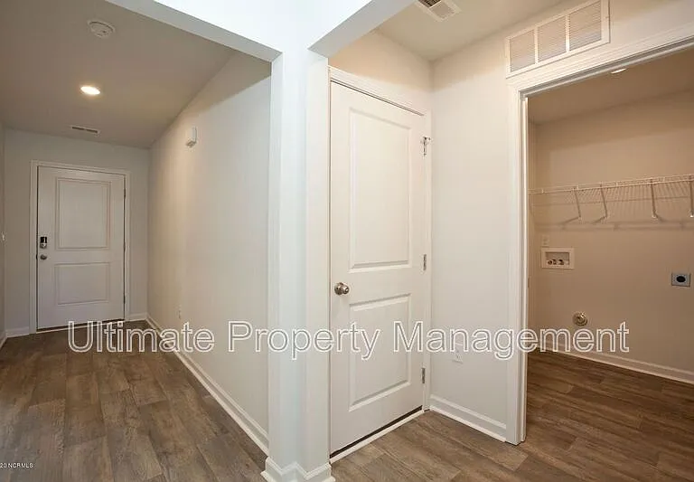 585 Draymore Dr NE — Photo 12