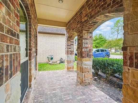 3rd image of 4927 Blackwater Ln