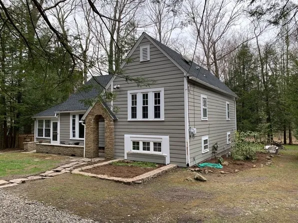 16 White Oak Rd, Laughlintown, PA 15655