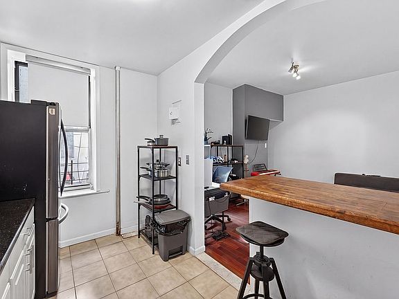 5th image of 154 S 3rd St APT 3