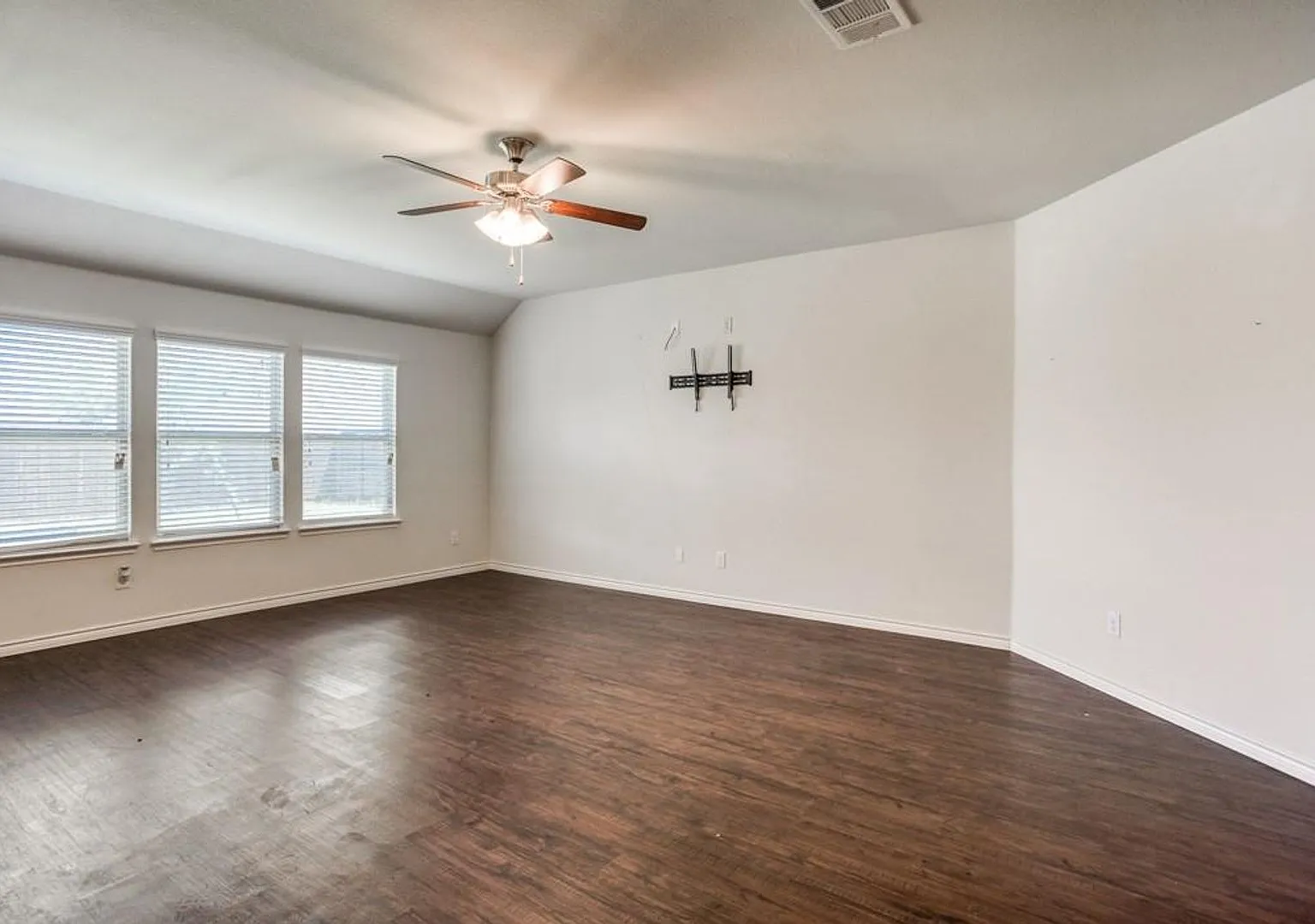 Little Elm Beauty. 3 bed 2 bath with Garage and Storage. Next to New — Photo 2