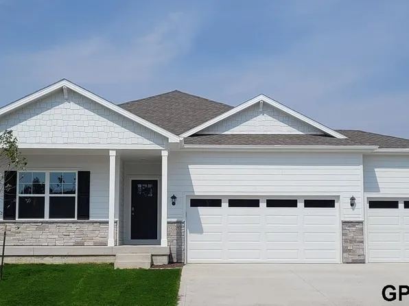 6426 Park Crest Dr, Papillion, NE 68157