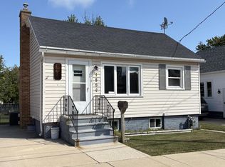 1609 Jackson St, Two Rivers, WI 54241