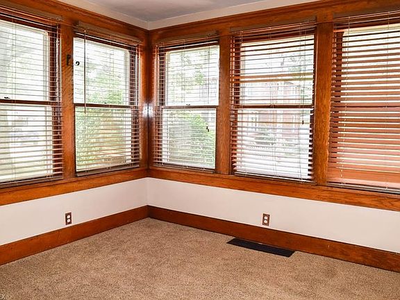3rd image of 840 9th St NE