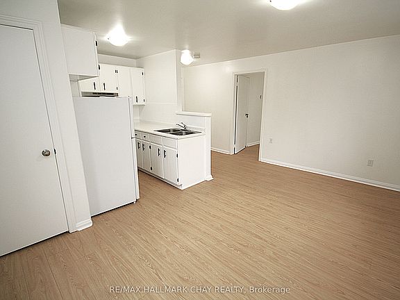 5th image of 58 Queen St W #1