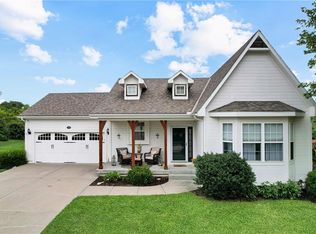 17955 Sunrise Dr, Weston, MO 64098