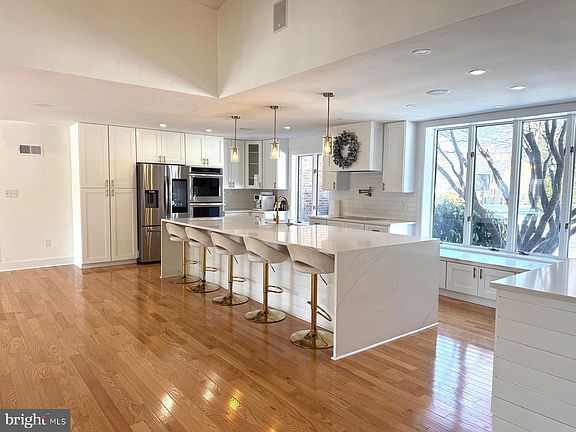 3rd image of 8104 Overlook Ct