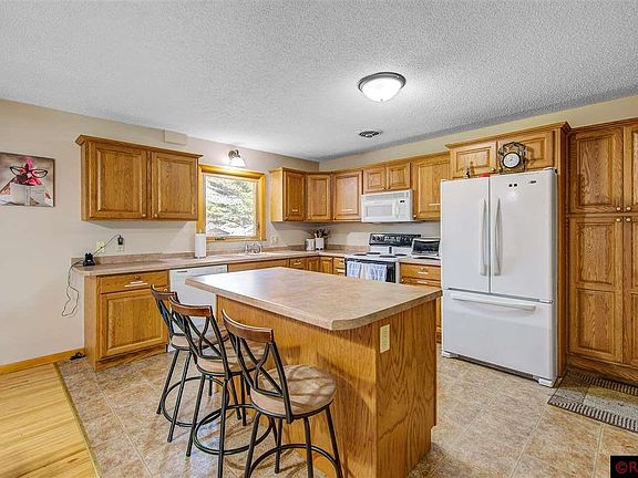 5th image of 721 E Blue Earth St