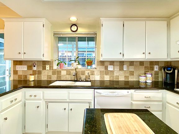 5th image of 822 Bonita St