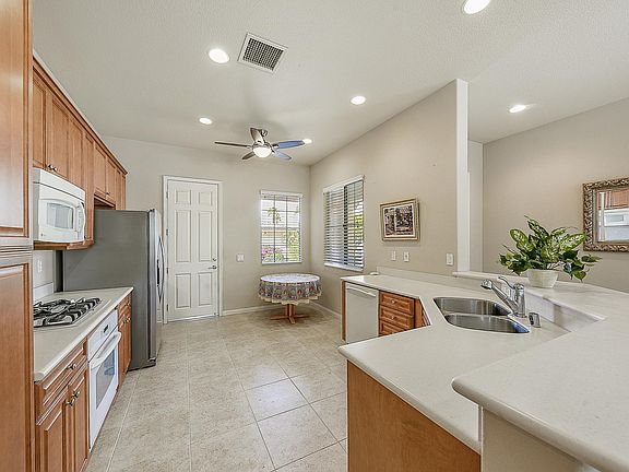 2nd image of 81605 Avenida De Baile