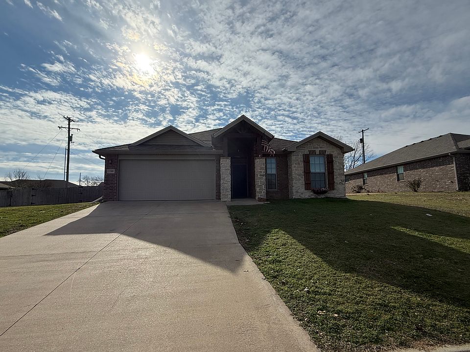 2nd image of 1308 Heather Ln